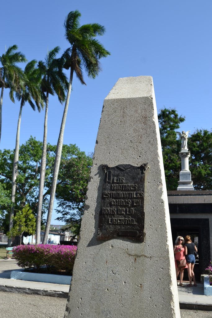 SAGUA LA GRANDE. MAUSOLEO A LOS MARTIRES DE LA GUERRA DE INDEPENDENCIA. OBRA DEL ESCULTOR SATURNINO GONZÁLEZ PAZ. by ceosgol