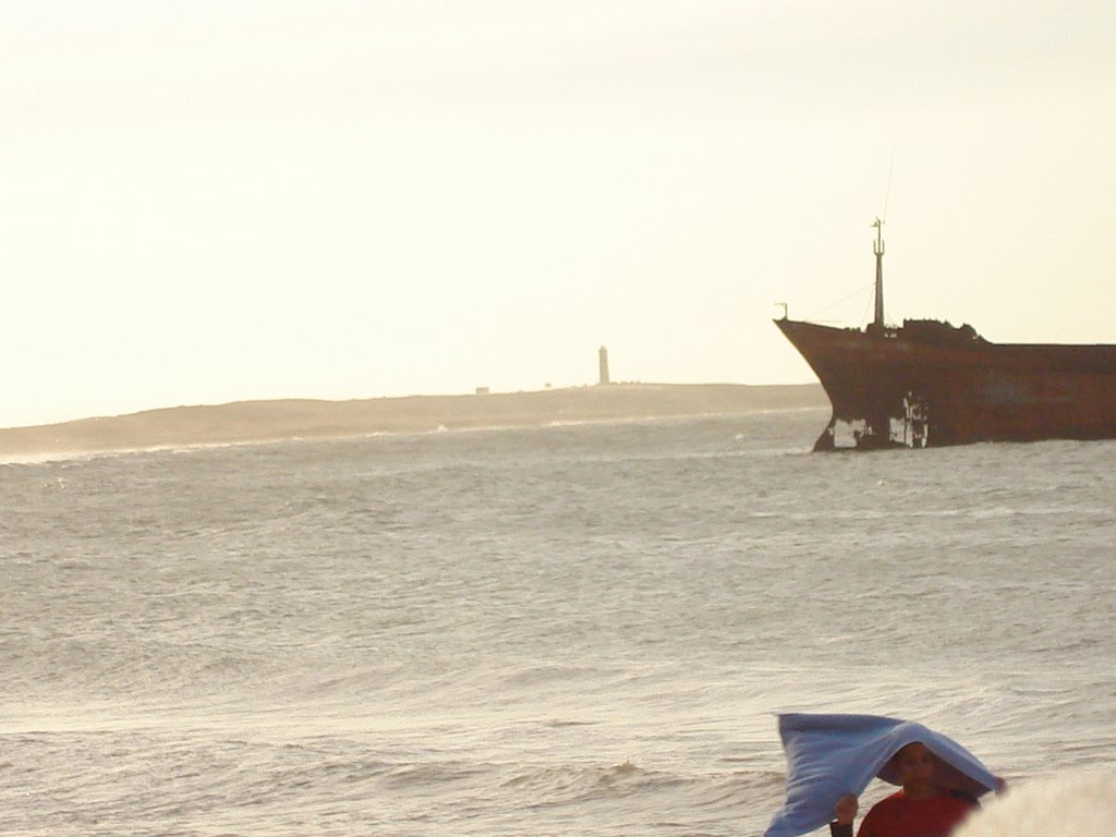 EL BARCO ENCALLADO Y EL FARO by esleyzarraga