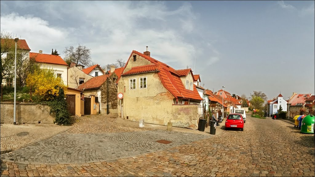 Střešovičky, malebná ulička se starými dělnickými domky Na Kocourkách by Irena Brozova (CZ)