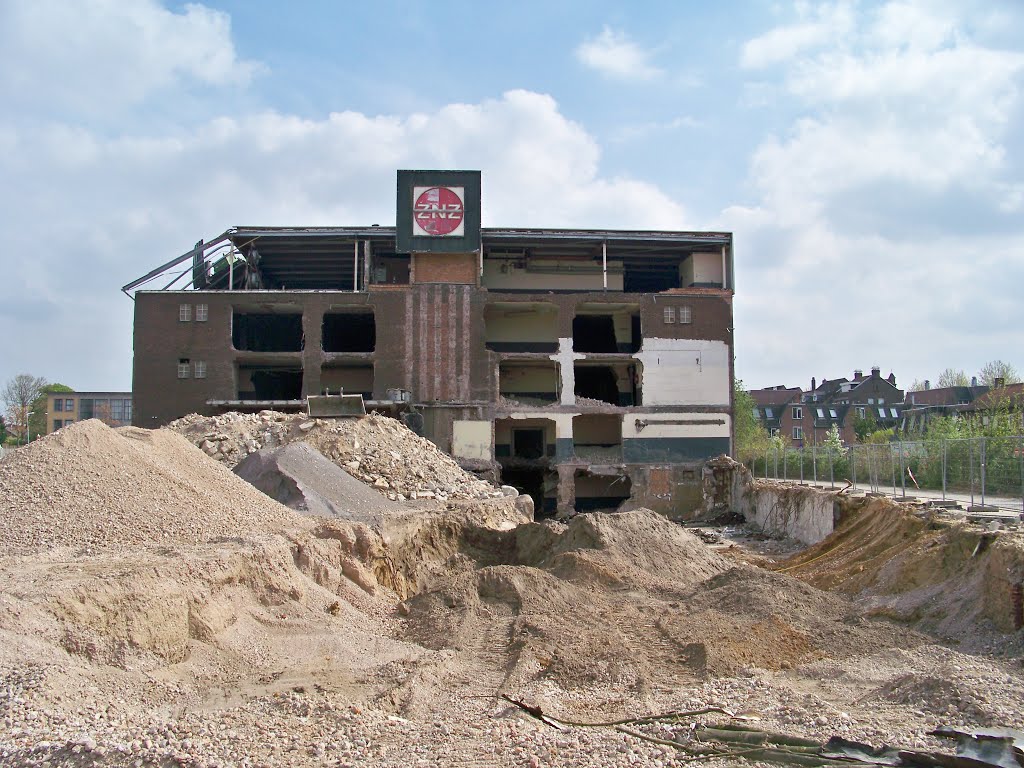 De Zuid-Nederlandsche Zuivelbond Roermond weg uit Roermond by Ted Potters