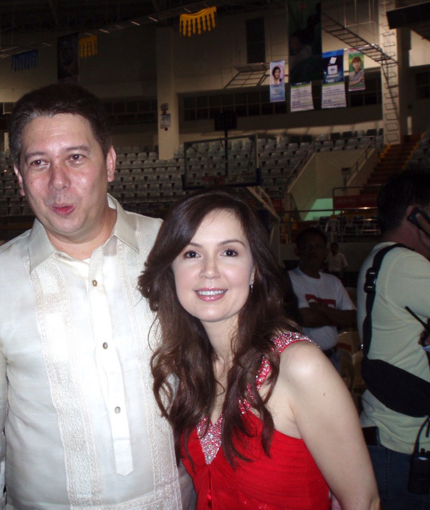 Tacloban City Mayor with his wife inside Tacloban City Convention Center "TCCC" oh whatever! and he love's making that face? by kaliwete