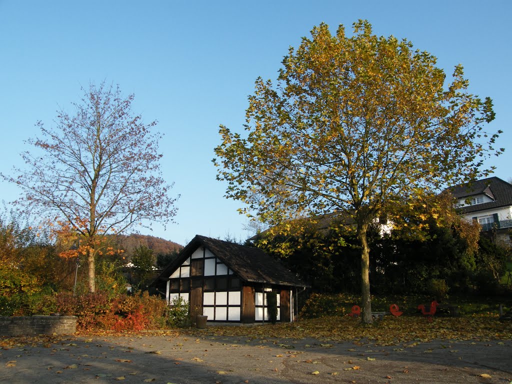 Dorfplatz in Loope im Herbst by bvv-loope