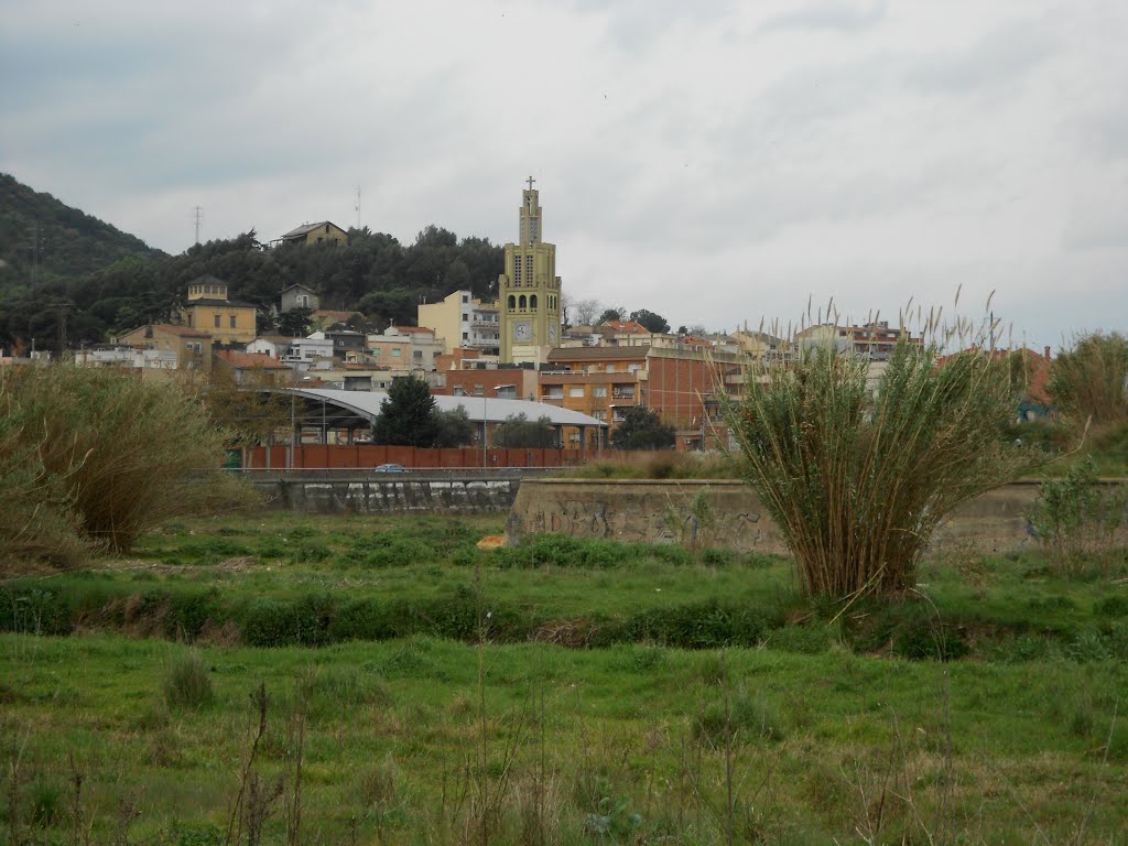 Montcada i Reixac des del Besòs by joanloam