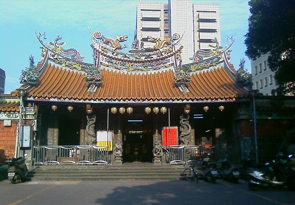 祠宇媽祖宮(慈聖宮)座落在台北市大同區慈聖里保安街四十九巷十七號，因主祀天上聖母，俗稱台北媽祖。相傳清咸豐五年（西元一八五五年），即霞海城隍廟興工之前一年，大稻程開基人物林右藻等即已發起籌建媽祖廟 by 臺北市大同區公所