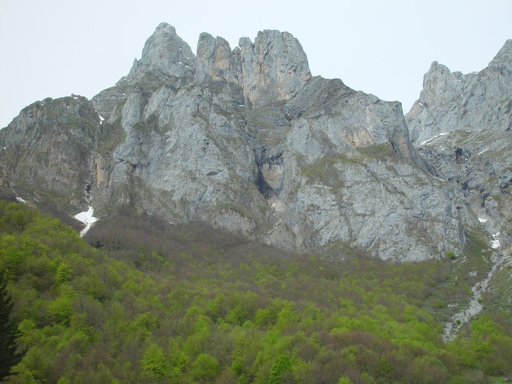 Fuente De (Picos de Europa) by lidiadariusz