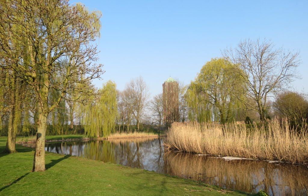 Zicht vanuit parkje in woonbuurt op toren aan de Westeinderplassen by Piet Guijt