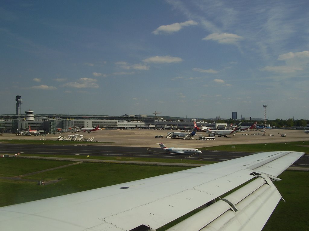 Landung auf Düsseldorf Flughafen / Landing at Düsseldorf Airport by MJ.