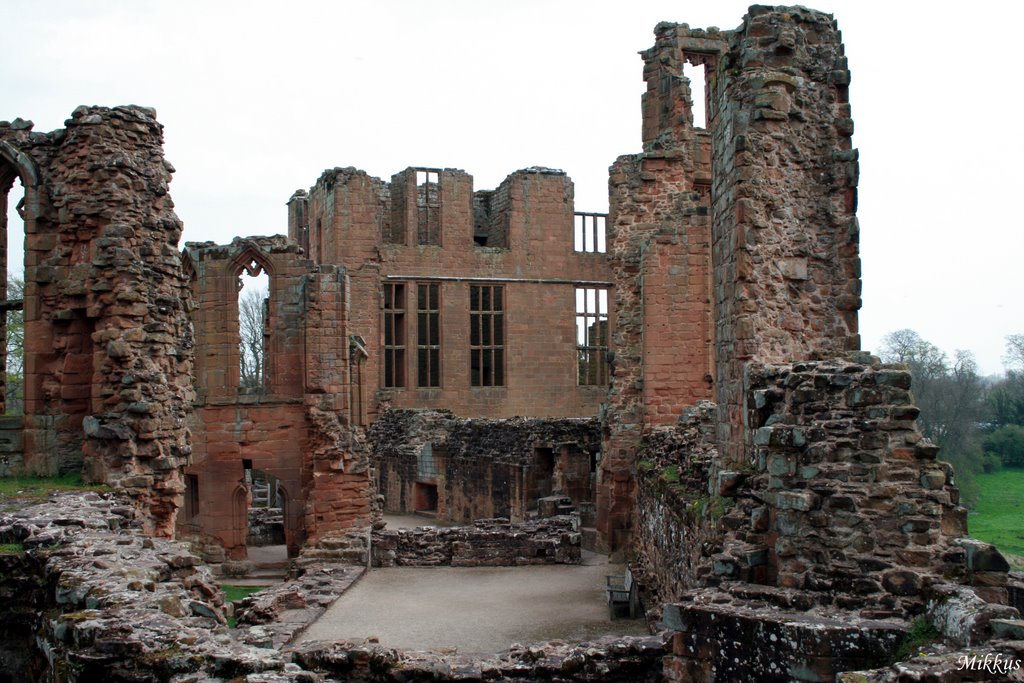 Kenilworth Castle by mikkus