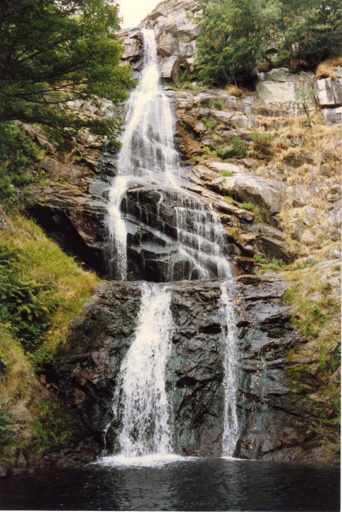 Cascade de Rûnes en août, Lozère. by c.s.