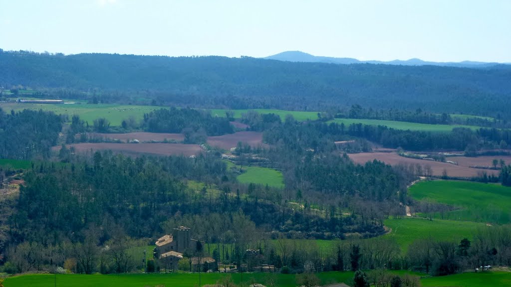 Els colors dels camps. A primer terme el Castell d'Olost by Eulalia Garreta