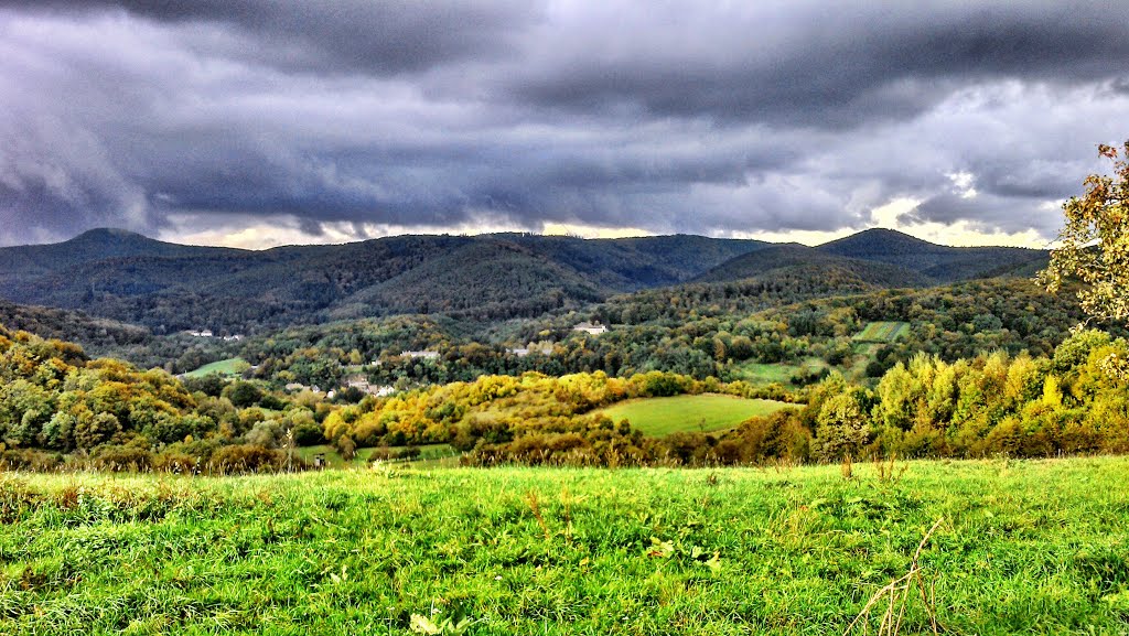 Dunkle Wolken über dem Pfälzer Wald by Mempfi