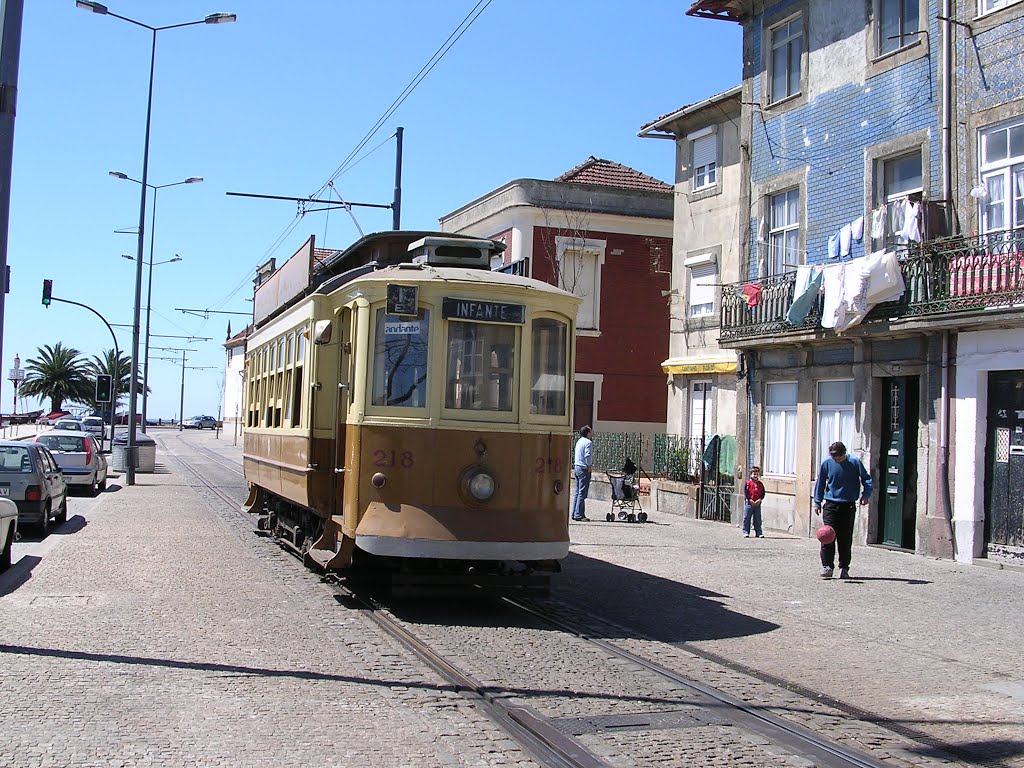 Porto (Carro Eléctrico, um transporte colectivo que aparece na cidade nos fins do sec. XIX) by Majoca