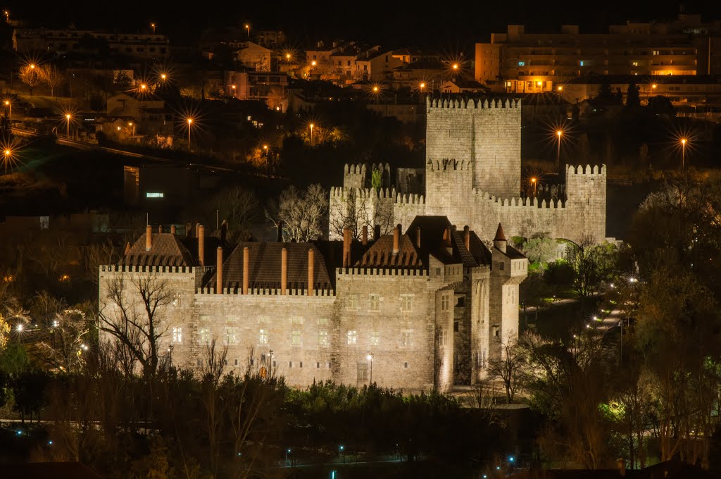 Paço dos Duques de Bragança e Castelo de Guimarães by josé cândido