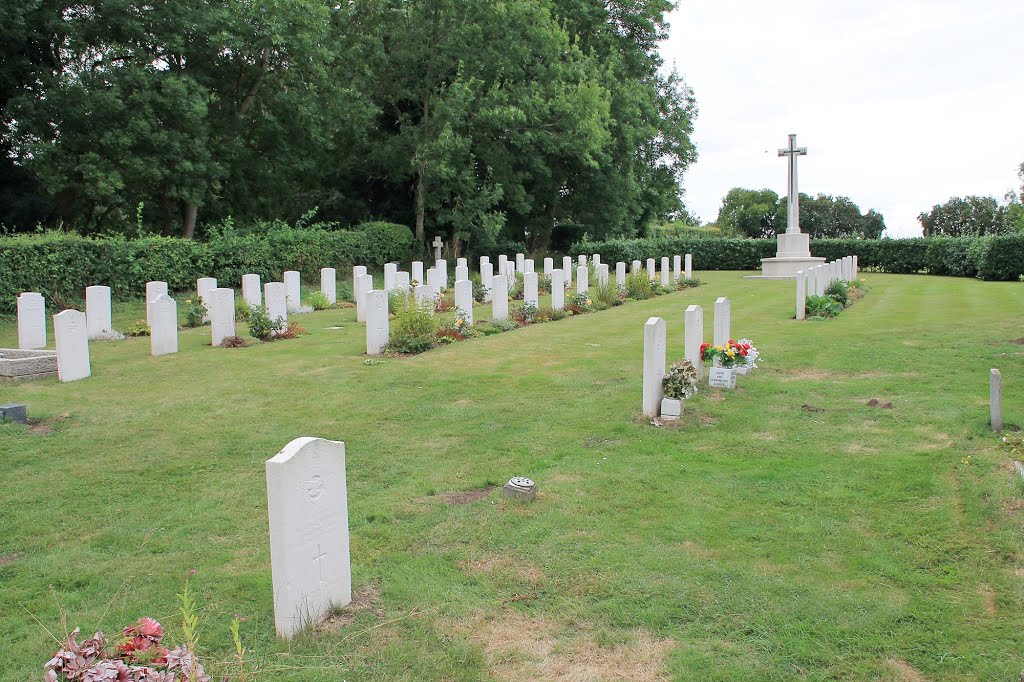 War graves ~ Holy cross cemetery ~ Scopwick ~ Lincolnshire by Steve. D