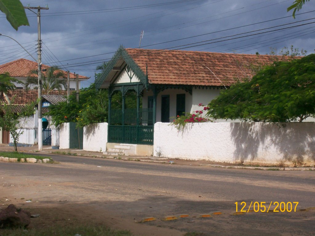 Casa de Sr Forte, pessoa muito respeitada e em frente a esta casa é que se realizava as tradicionais partidas de vôlei na areia... by Paulo Noronha