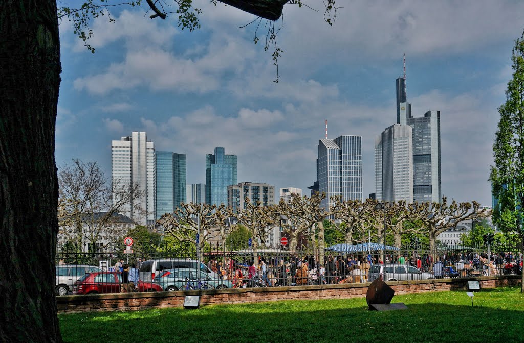 Markttreiben am Mainufer vor dem Städel-Museum in Frankfurt -- Market Activity at the Riverside of the Main in Frankfurt by cammino - VIEWS? No, thanks