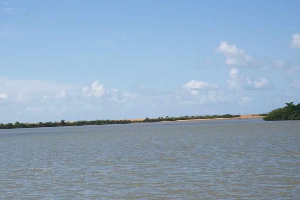 Onde está essa lagoa, era o mar, que hoje se situa além da vegetação que se vê ao fundo... by Paulo Noronha