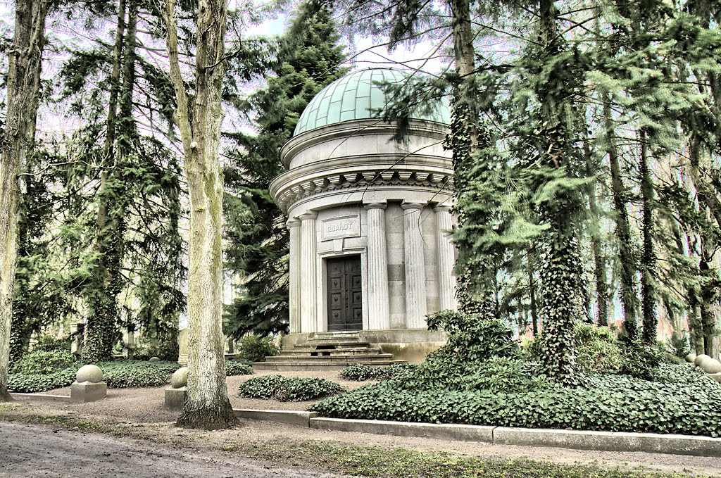 Mausoleum der Familie Quandt by Arne Schumacher