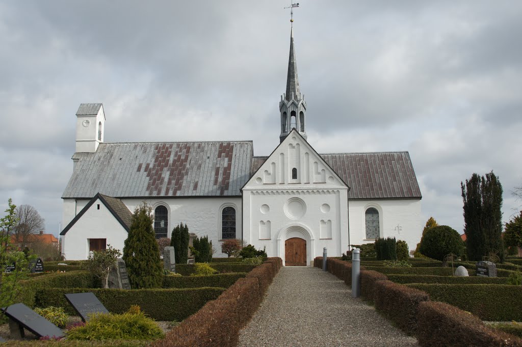 Ved Skodborg Kirke, 12. april 2014 by papkassen