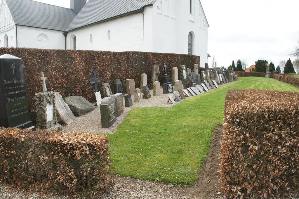 Ved Skodborg Kirke, 12. april 2014 by papkassen