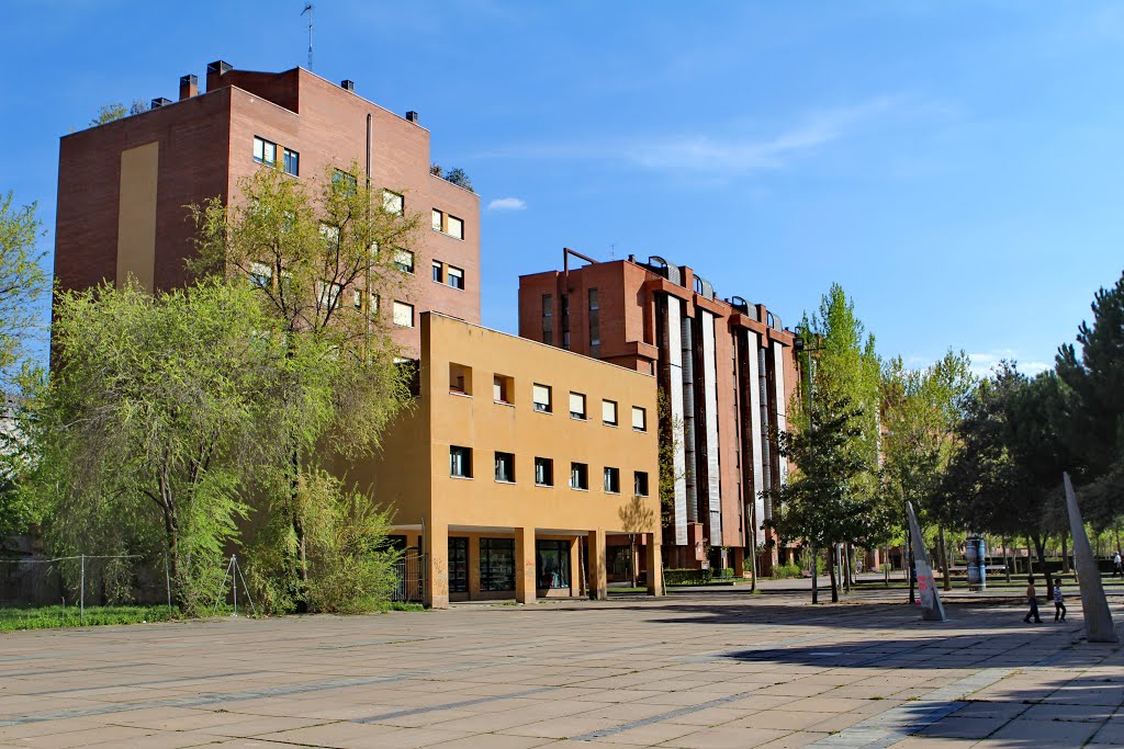 Plaza junto a la avenida Jose Luis Arrese by RA Melgar