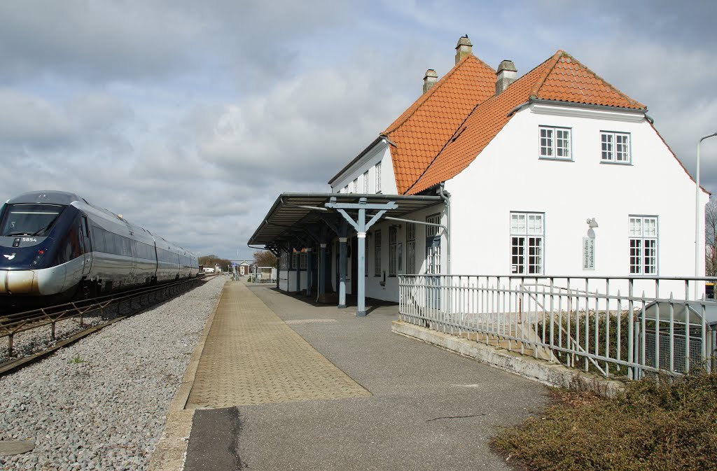 Ved Vejen Station, 12 april 2014 by papkassen