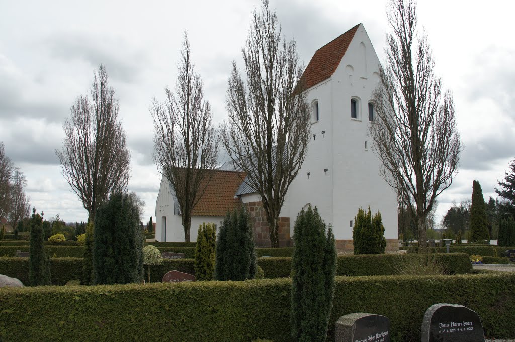 Ved Bække kirke, 12. april 2014 by papkassen