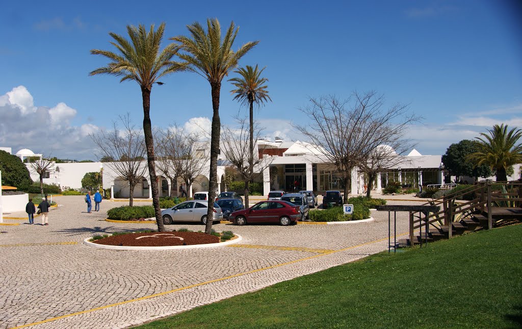 Albufeira Sesmarias, Hapimag-Resort, Parkplatz und Hauptgbäude. by gansterer