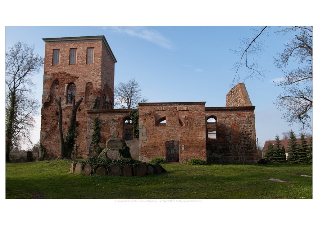 Urkundlich wurde die Evangelische Kirche Lichtenberg bereits 1323 erwähnt, also vor 691 Jahren | zerstört wurde sie dann in den letzten Kriegswochen 1945 | Im Vordergrund sind Gedenksteine aus dem 1. Weltkrieg zu sehen | aufgenommen im April 2014 by AmWegesrand