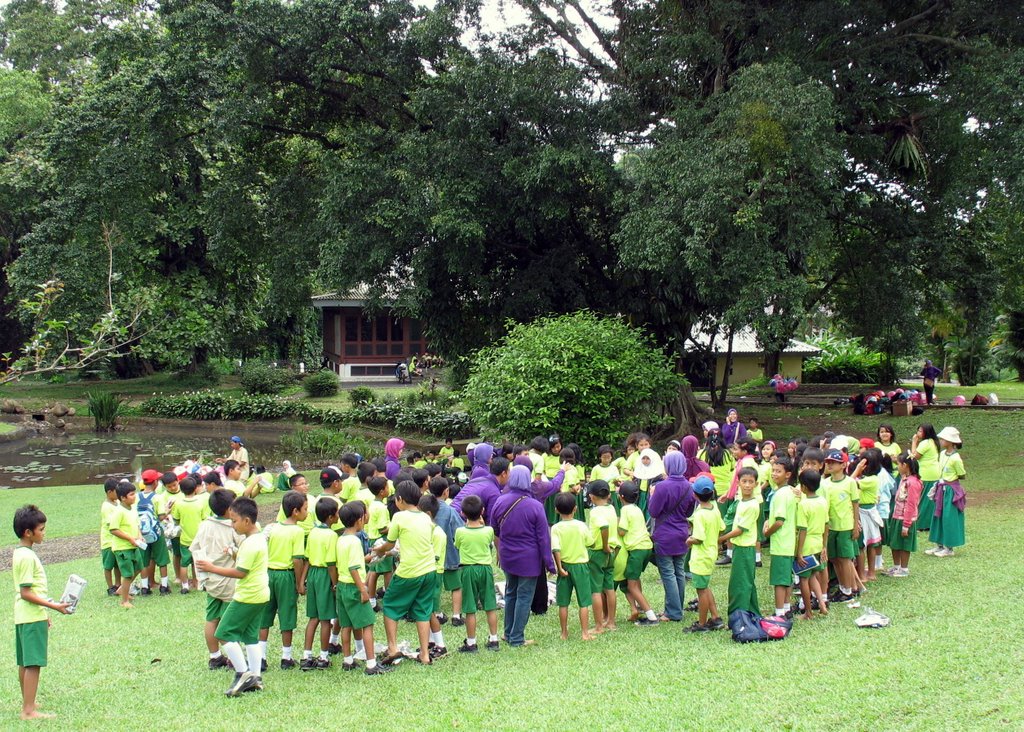 School children in Kebun Raya Bogor, Indonesia by Chris10 ©