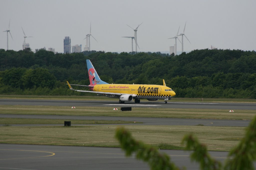 Boeing 737-8K5 D-AHFX by Felix Bremmer