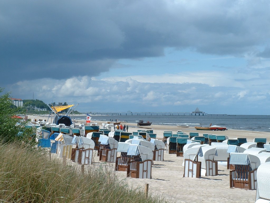 Blick über den Strand von Ahlbeck zur Seebrücke Heringsdorf by khopan