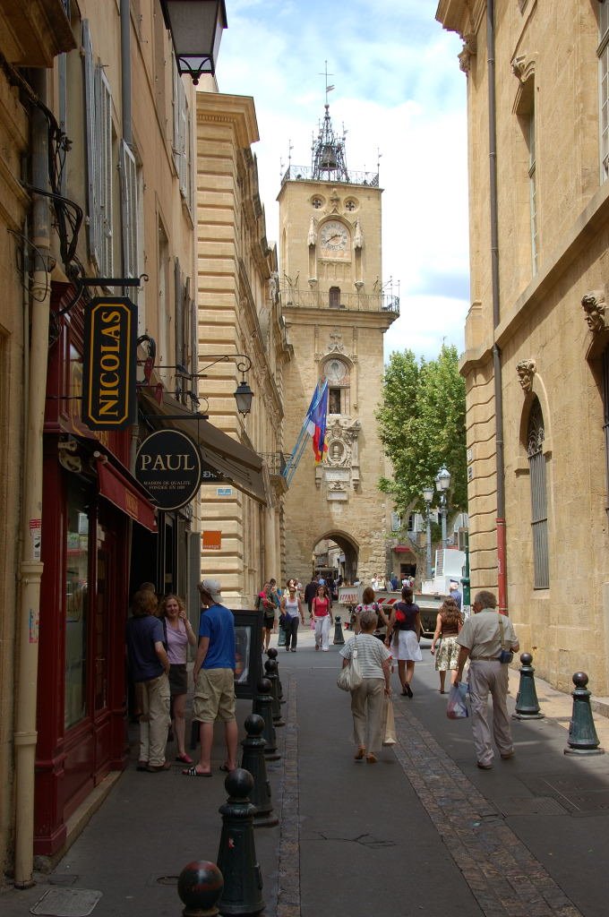 Rue Gaston de Saporta: Blick auf den Uhrturm des Hôtel de Ville by khopan