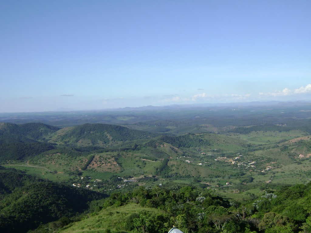 Pico do Ibitutuna visto da rampa de voo livre na Serra da Viúva, Santana do Paraíso - MG by Gustavo Sturzenecker Moreira