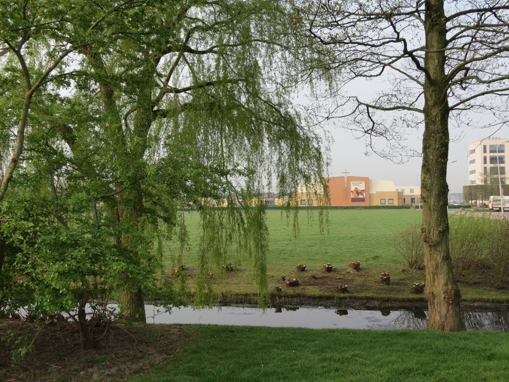 Doorkijkje naar kerkgebouw van De Levend Evangelie Gemeente aan de Kruisweg by Piet Guijt