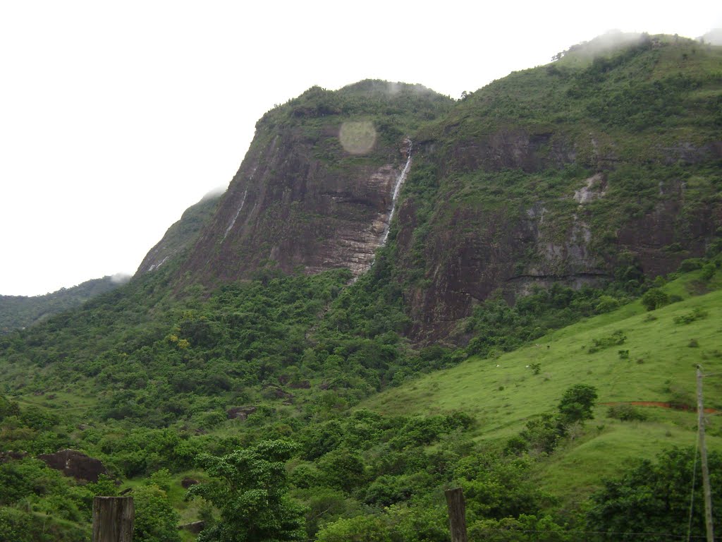 Cachoeira próximo a Santana do Paraíso - MG 01 by Gustavo Sturzenecker Moreira