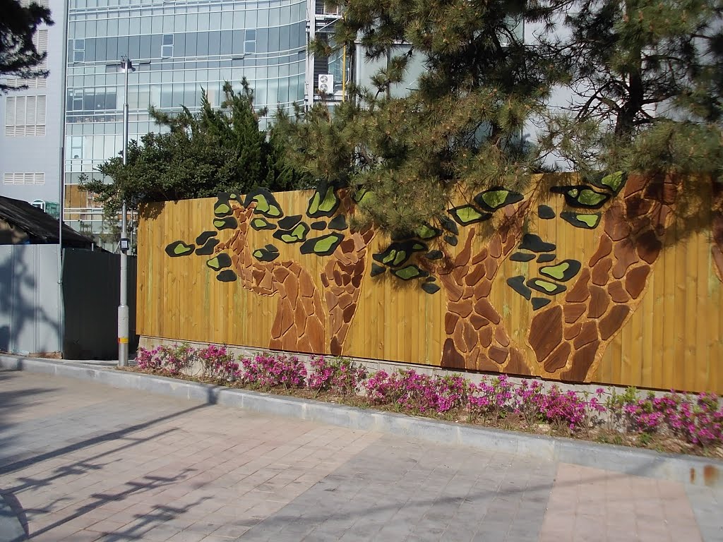 Giraffe(?) fence on boundary of art village by Phaedrus Fleurieu