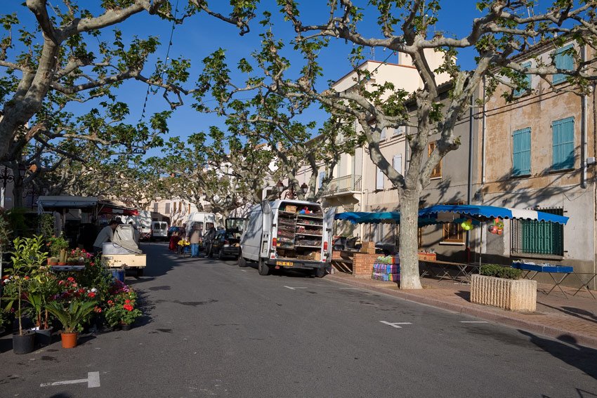 Torreilles, préparatif matinal du marché by Gérard Roland