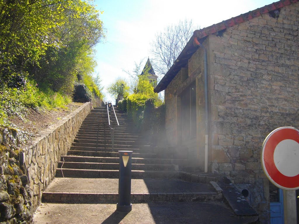 Escaliers du chemin pour l'Eglise à châteauneuf by Claudius B.