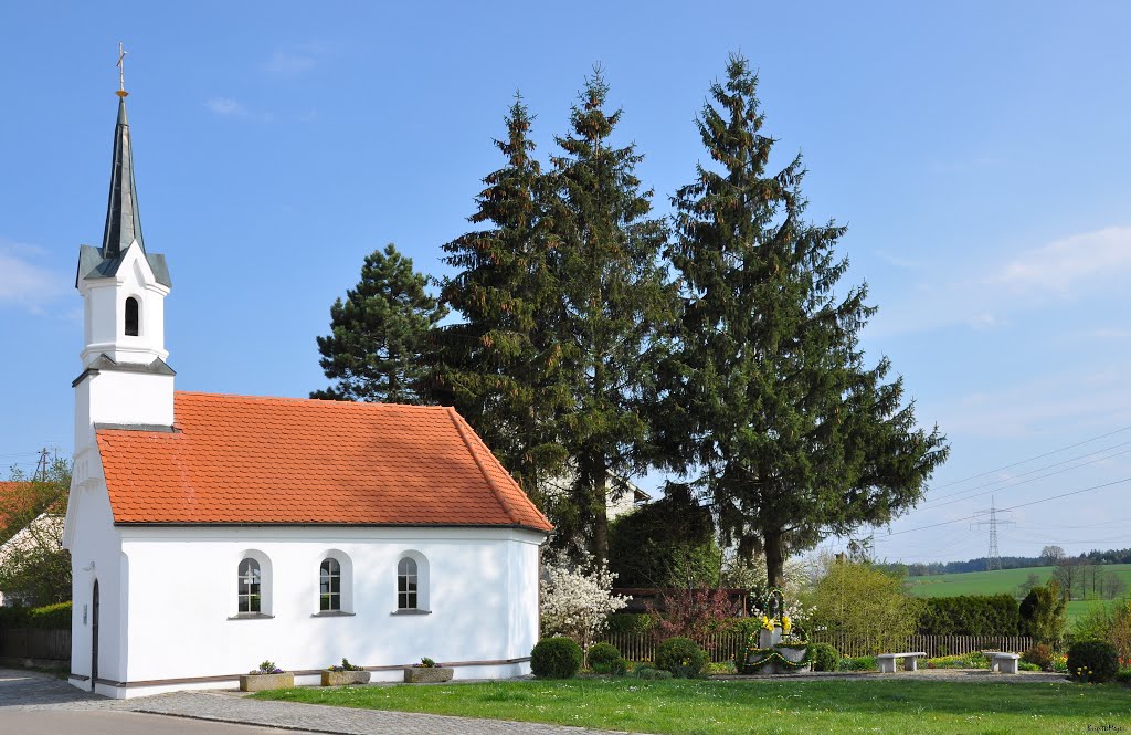 Unterzeitlbach, Kapelle St. Sebastian und österlich geschmückter Brunnen by BrigitteAngelikaMeyer