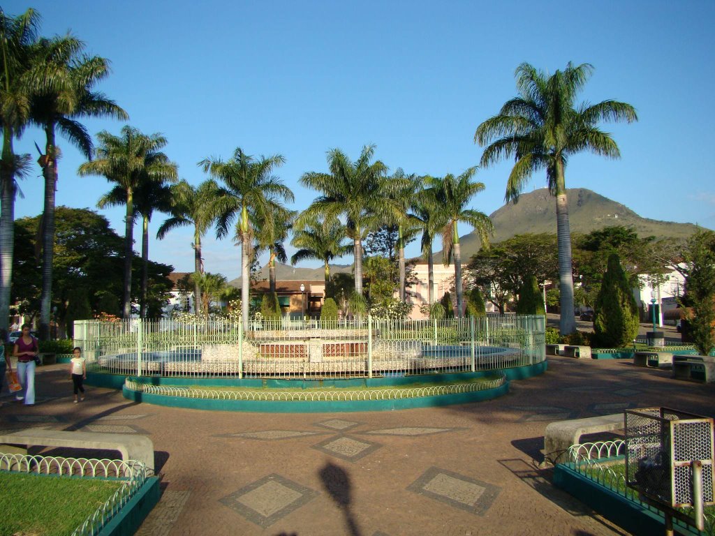 Fonte na praça em Carmo do Rio Claro. by Alexandre Bonacini