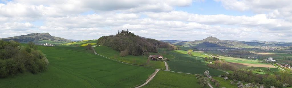 Blick vom Katzenbuckel auf drei Hegauberge: Hohenstoffeln, Mägdeberg und Hohenhewen by hubi1802