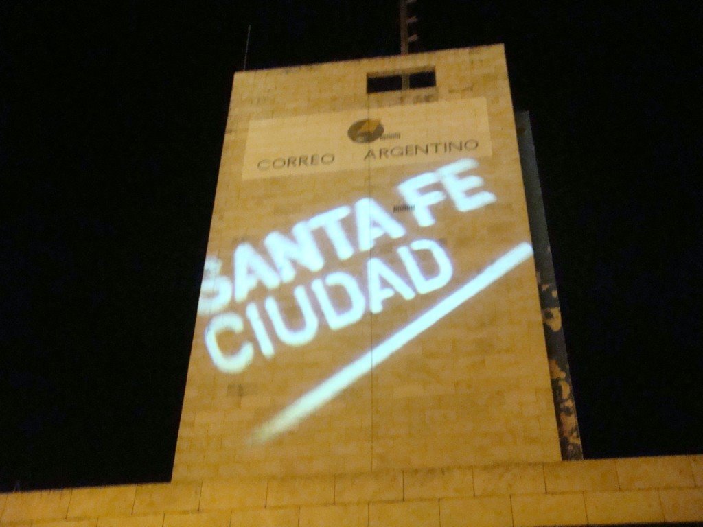 Proyección del logo "Santa Fe Ciudad" sobre el edificio del Correo / Lautaro by Lautaro Tessi