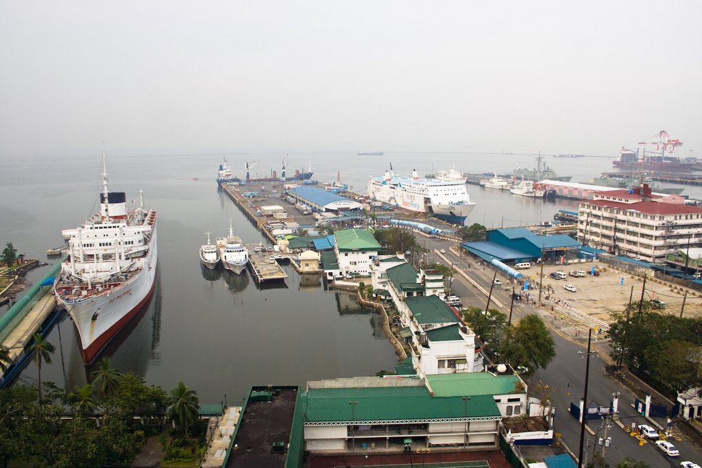 Manila Port by Daniel Zuckerkandel