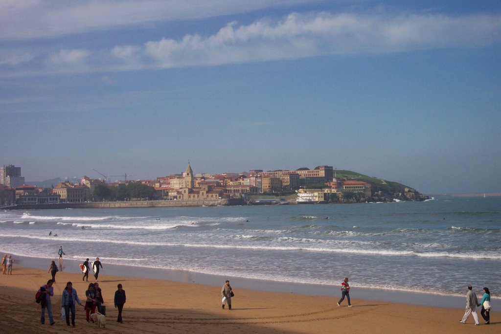 Bahía de San Lorenzo. Gijón, España. by Bruno Unna