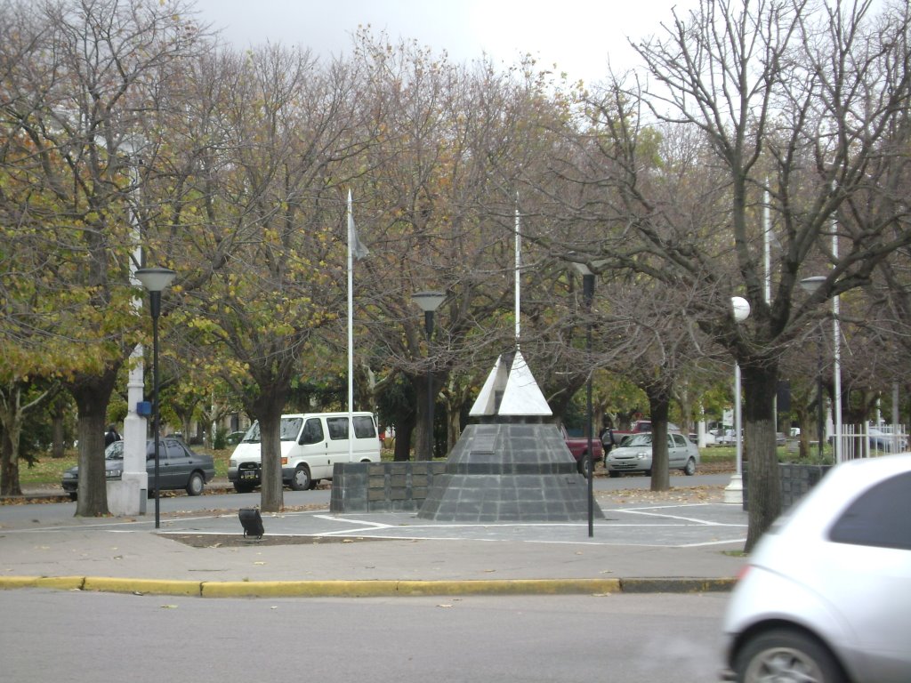 Necochea, Plaza central, Monumento by ricesteves