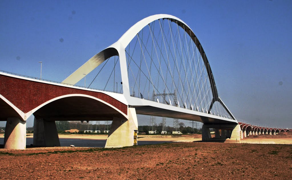 Crossing the river Waal, bridge 'de Oversteek', Nijmegen, the Netherlands by Roger Grund