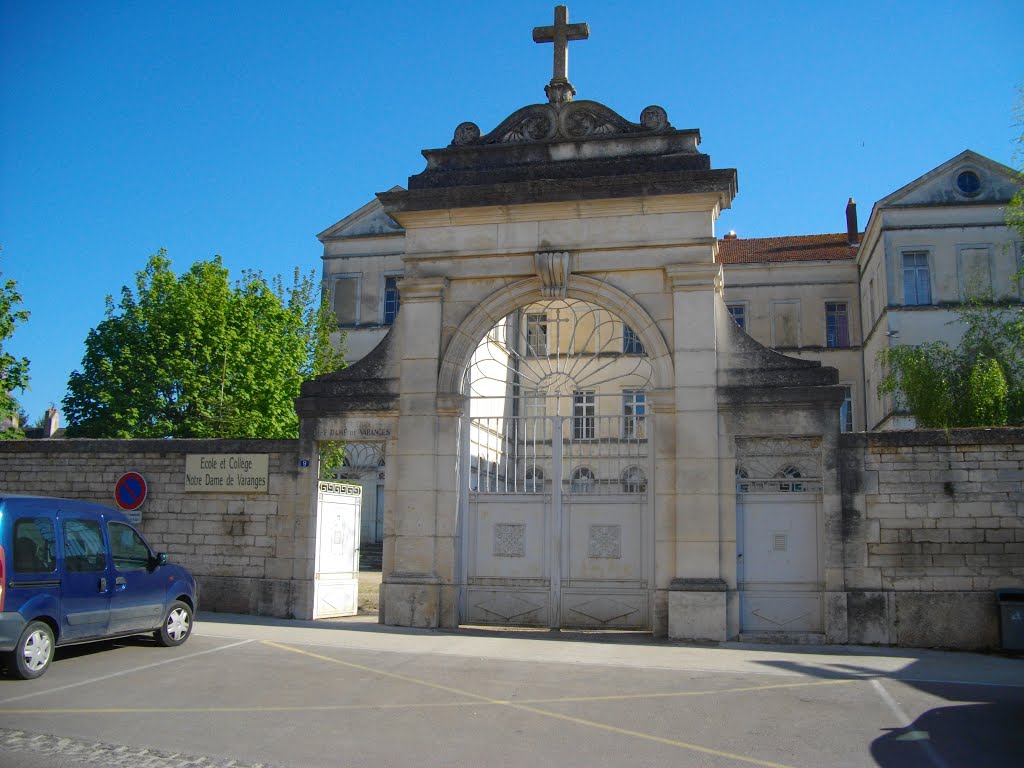 Portail du Collège, Place de l'Eglise à Givry by Claudius B.