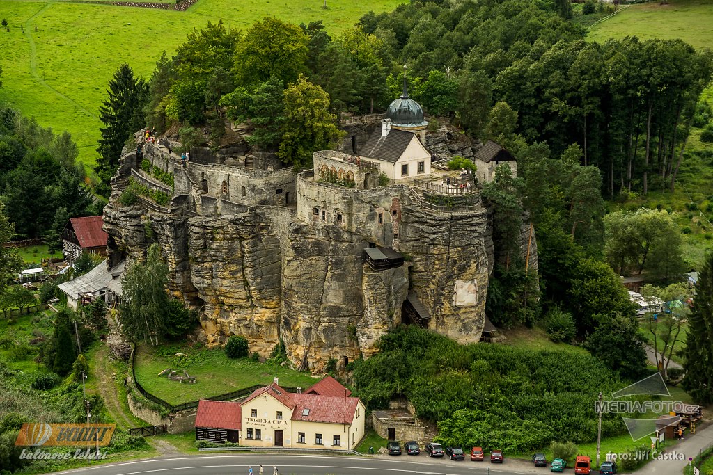 Skalní hrad v obci Sloup v Čechách by Jiří Částka