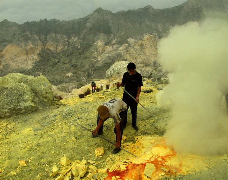 Kawah Ijen by Reinhard Latzke